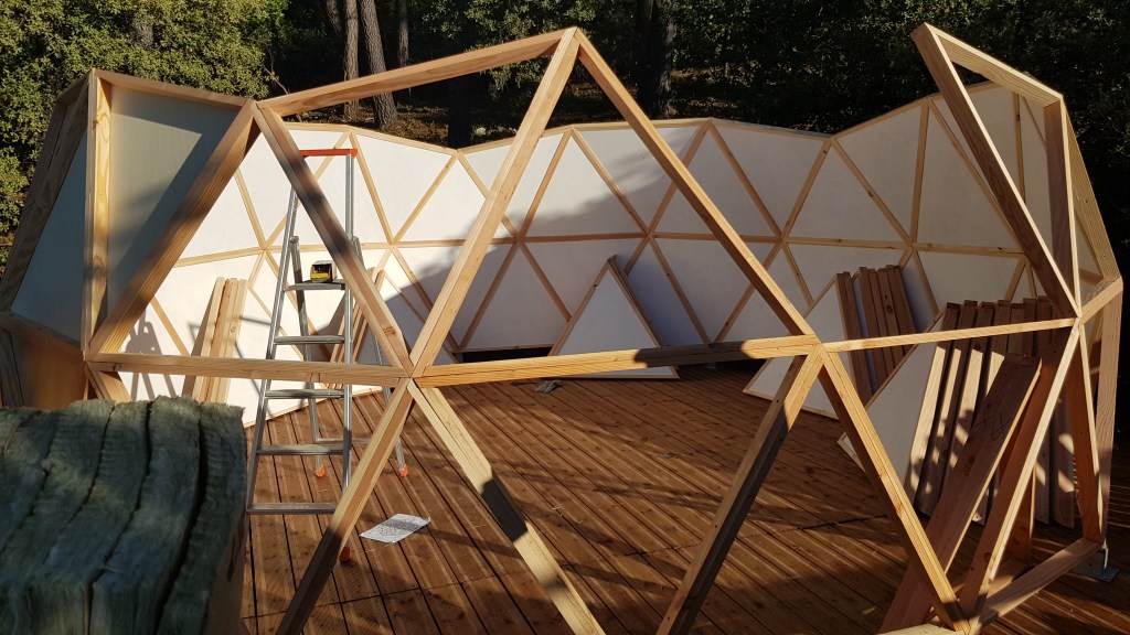 Cette photo est un dôme géodésique de 23m² en construction, ce dôme est en bois Douglas et sera isolé avec de la laine de verre et accueillera un SPA avec un lit.