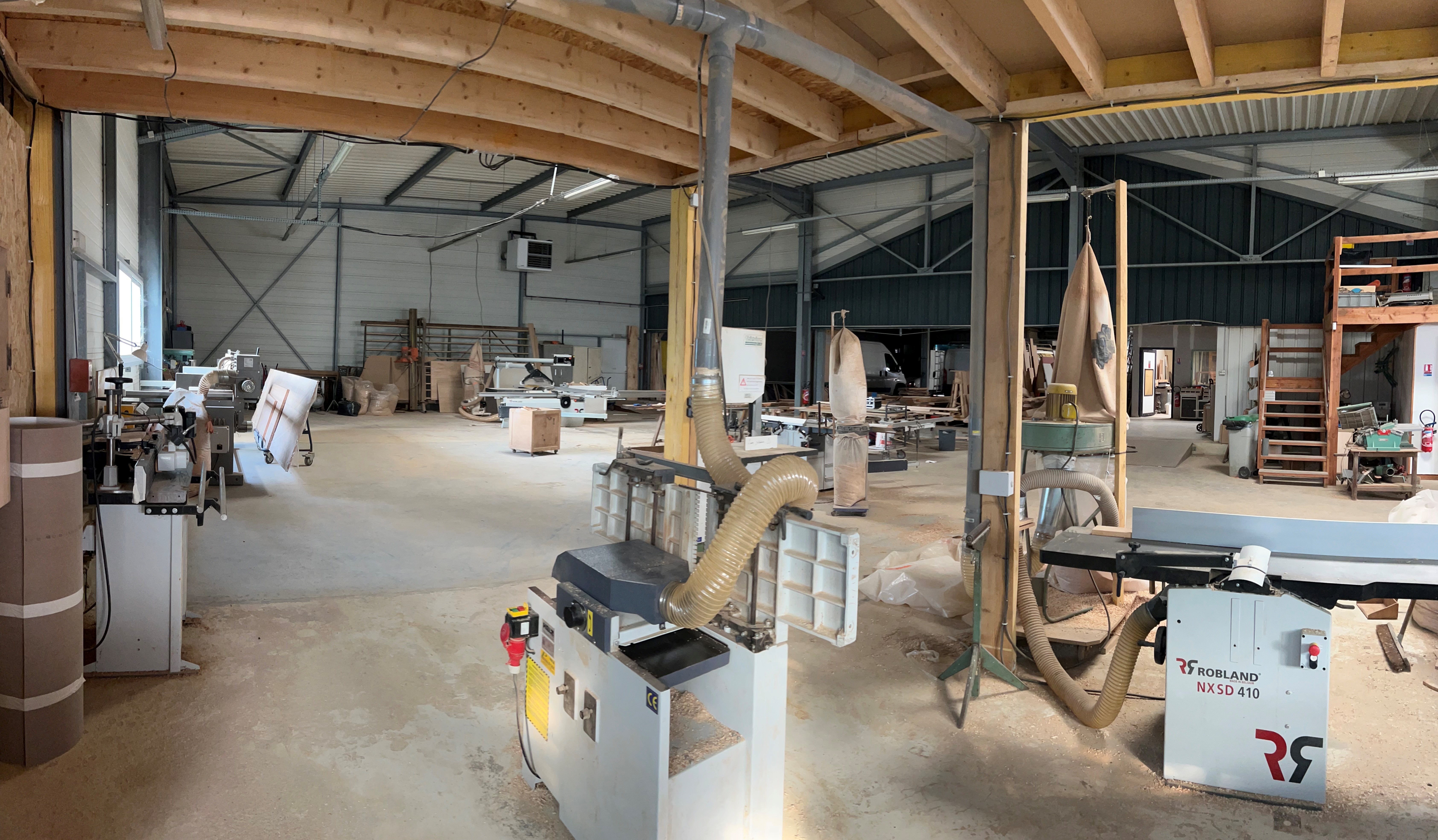 Voici l'atelier du Comptoir Du Menuisier où sont conçus nos dômes géodésiques. Nous sommes prêt pour construire tout vos projets.